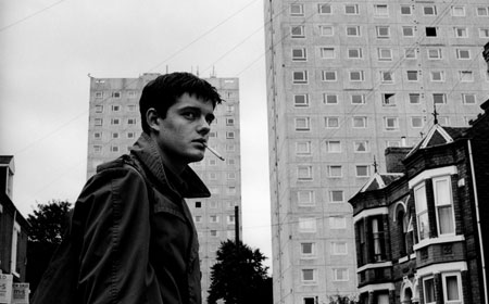 Sam Riley som Ian Curtis i en inspirerande miljö.